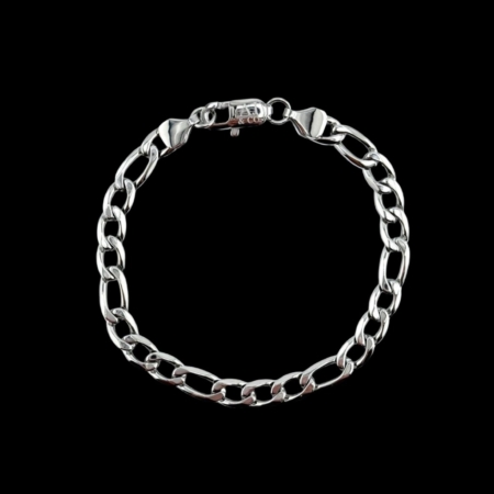 Bracelet chaîne en argent sur fond noir
