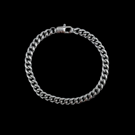Bracelet chaîne en argent sur fond noir