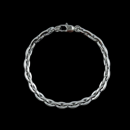 Bracelet chaîne en argent sur fond noir
