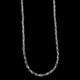 Collier chaîne argentée sur fond noir