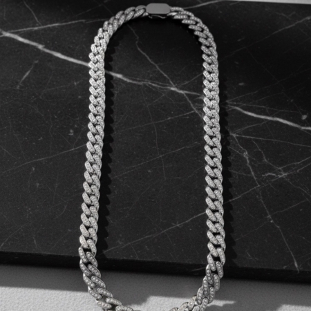Collier chaîne cubaine argentée sertie de pierres