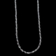 Collier chaîne argentée sur fond noir