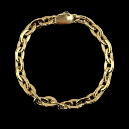 Bracelet en or à maillons sur fond noir