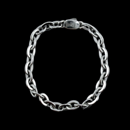 Bracelet chaîne argentée sur fond noir