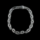 Bracelet chaîne argentée sur fond noir