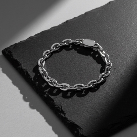 Bracelet chaîne argent sur plaque noire