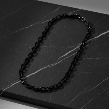 Collier chaîne noir sur plaque en marbre