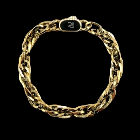 Bracelet chaîne en or sur fond noir