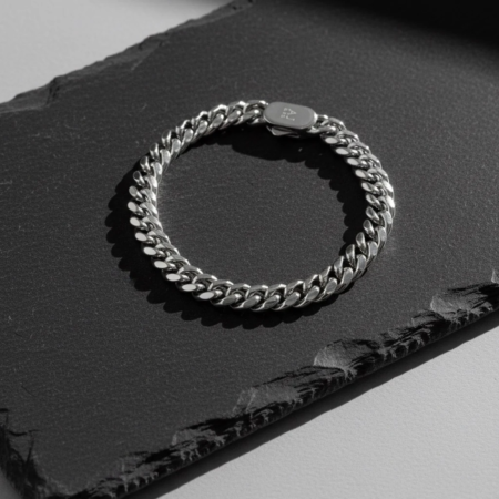 Bracelet chaîne en argent sur pierre noire