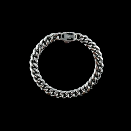 Bracelet chaîne en argent sur fond noir