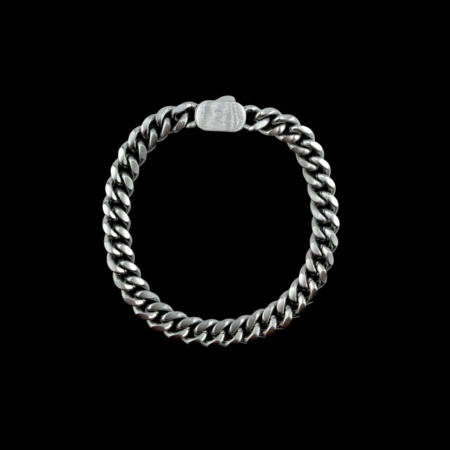 Bracelet chaîne argent sur fond noir