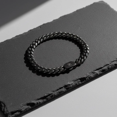 Bracelet chaîne noir sur plaque en pierre
