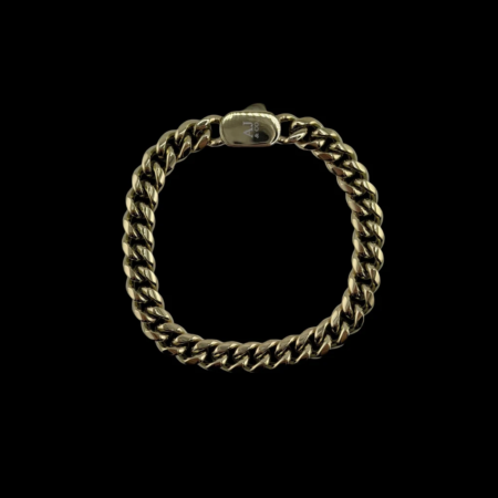 Bracelet chaîne en or sur fond noir