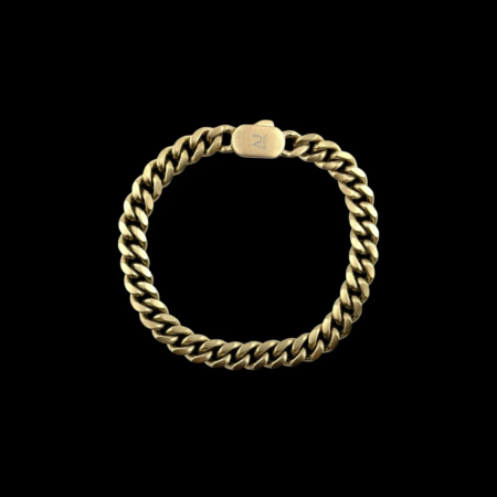 Bracelet chaîne en or sur fond noir