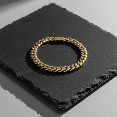 Bracelet chaîne en or sur pierre noire