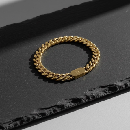 Bracelet chaîne en or sur fond sombre