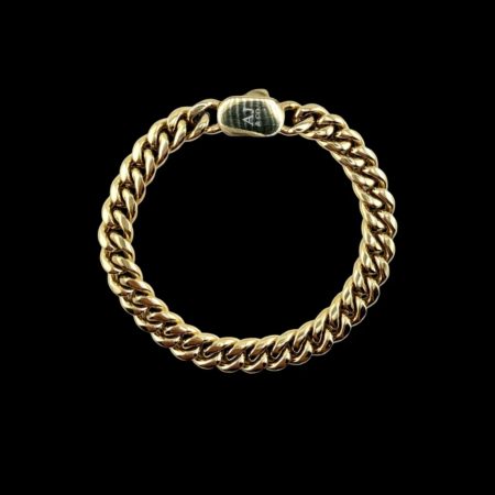 Bracelet chaîne en or sur fond noir