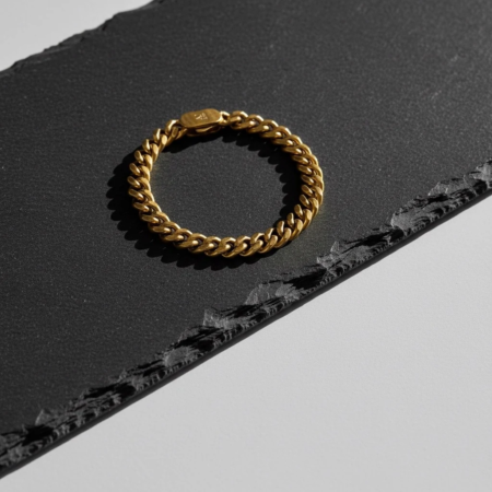 Bracelet en or à maillons sur surface noire