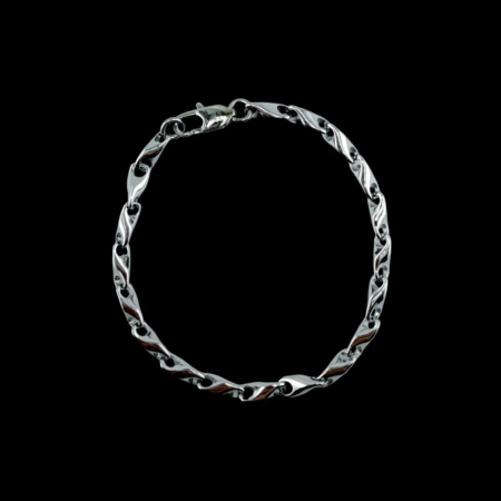 Bracelet chaîne en argent sur fond noir