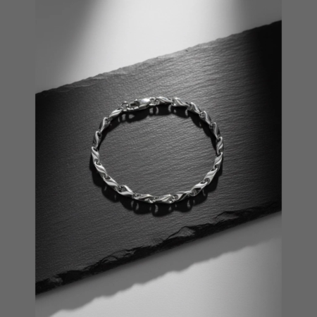 Bracelet chaîne en argent sur ardoise noire