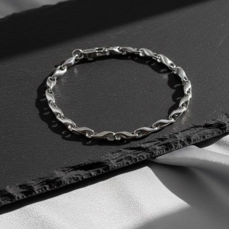Bracelet chaîne argent sur surface noire