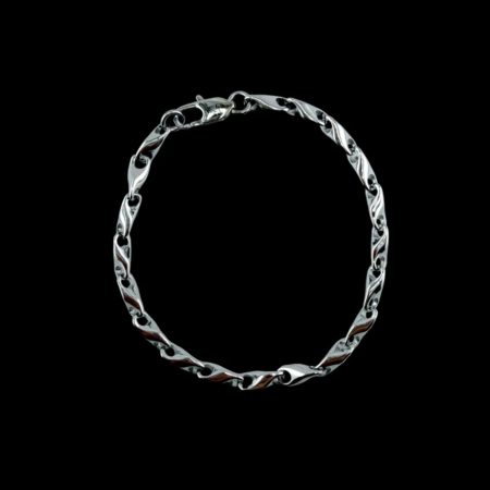 Bracelet chaîne argent sur fond noir