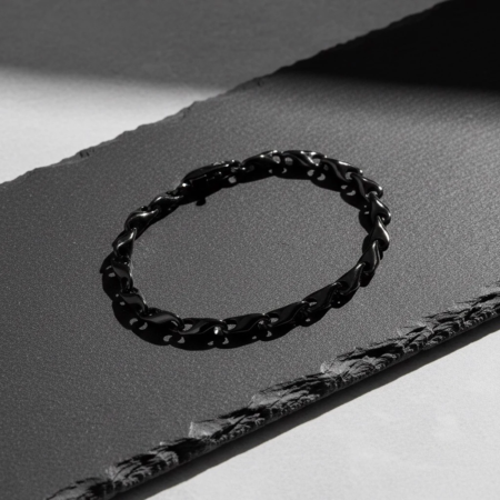 Bracelet chaîne noir sur fond gris texturé