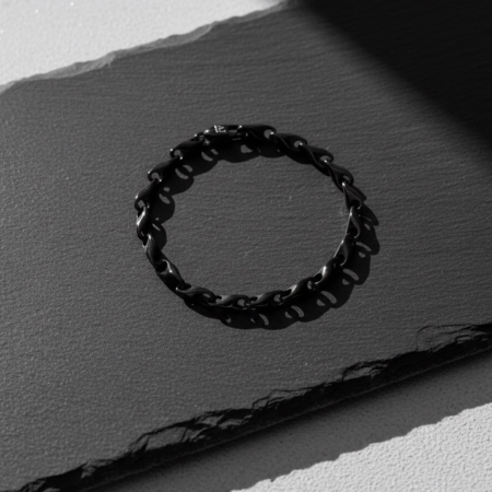 Bracelet chaîne noir sur fond texturé