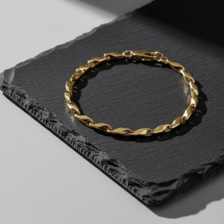 Bracelet chaîne en or sur ardoise noire