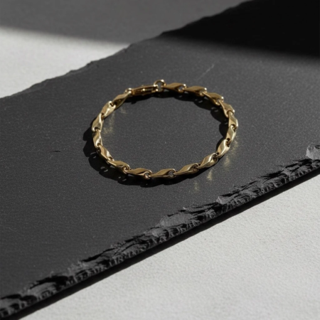 Bracelet en or sur fond sombre texturé