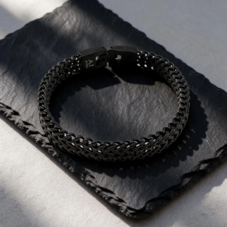 Bracelet chaîne noir sur plaque en ardoise