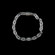 Bracelet chaîne en argent sur fond noir