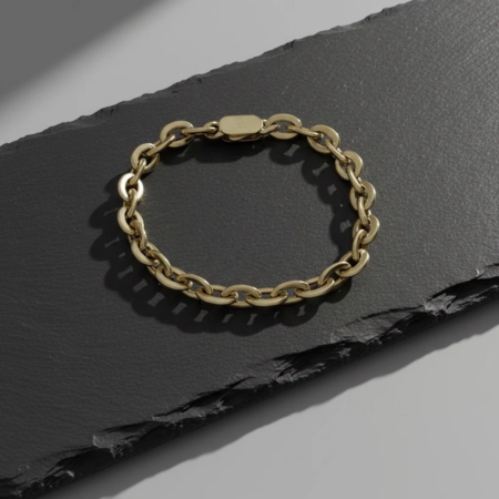 Bracelet chaîne en or sur fond sombre