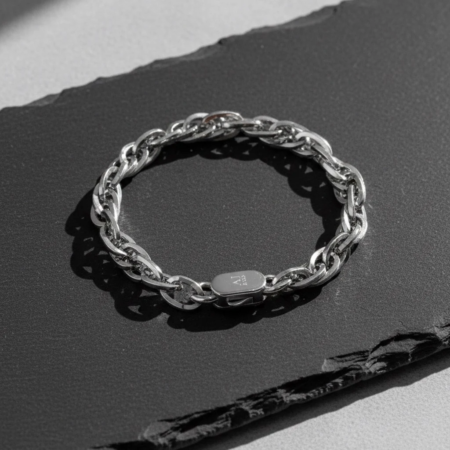 Bracelet chaîne argent sur fond sombre