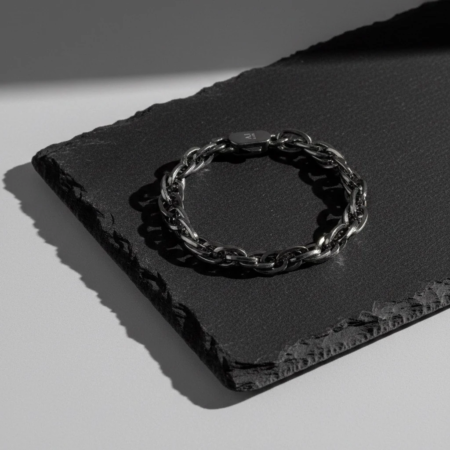 Bracelet chaîne en métal noir sur ardoise