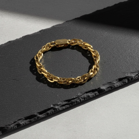 Bracelet chaîne en or sur fond noir
