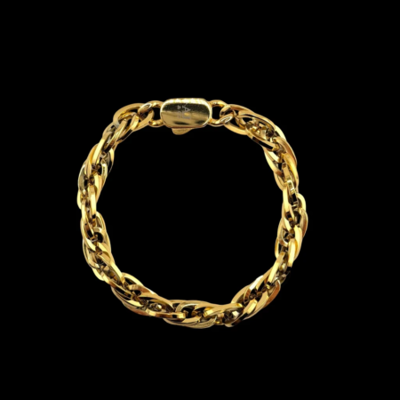 Bracelet en chaîne dorée sur fond noir