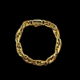 Bracelet en chaîne dorée sur fond noir