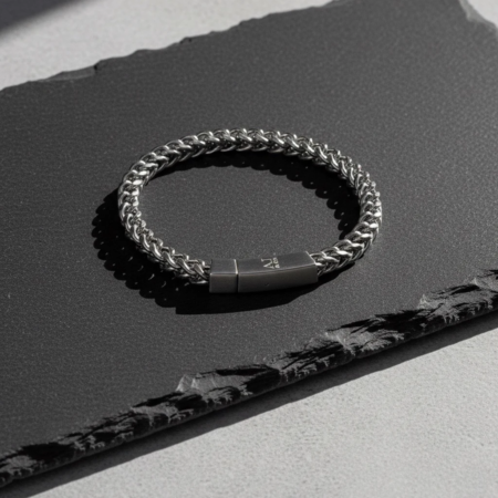 Bracelet chaîne en acier argenté sur fond sombre