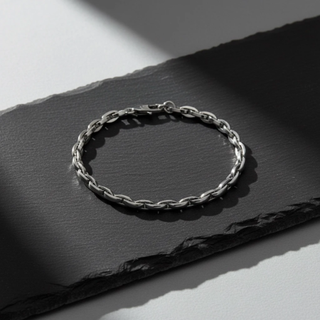 Bracelet chaîne argent sur fond noir texturé
