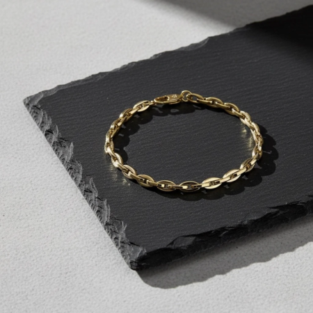 Bracelet chaîne en or sur ardoise noire