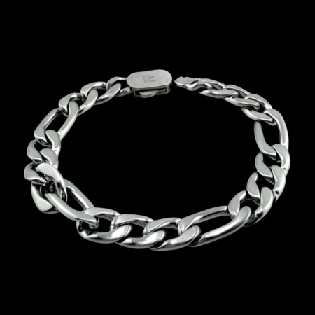 Bracelet chaîne argenté sur fond noir