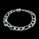 Bracelet chaîne argenté sur fond noir