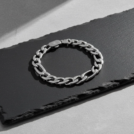 Bracelet chaîne argent sur surface noire