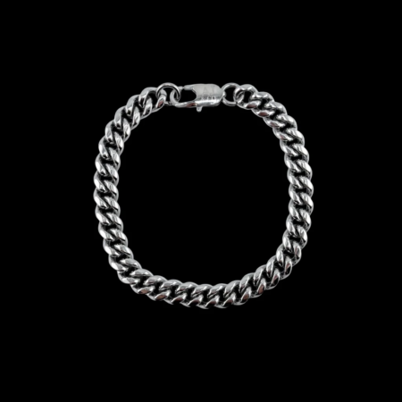 Bracelet chaîne en argent sur fond noir