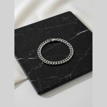 Bracelet chaîne argent sur marbre noir