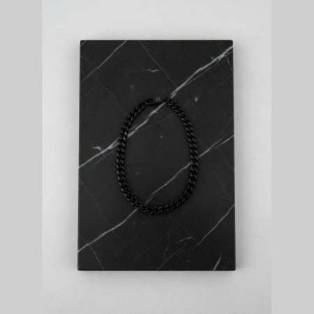 Collier chaîne noir sur marbre noir