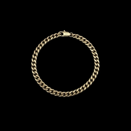 Bracelet en chaîne dorée sur fond noir
