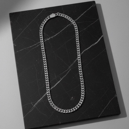 Collier chaîne argent sur marbre noir