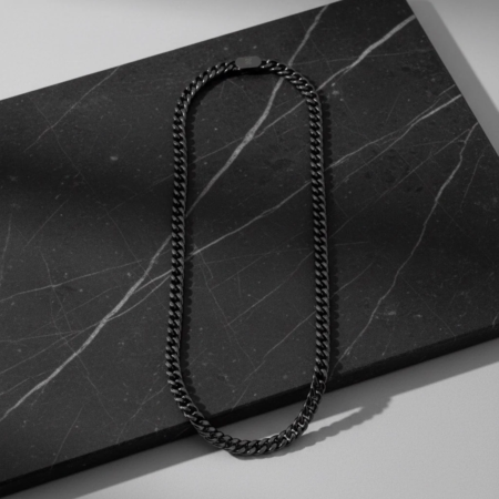 Collier chaîne noire sur plaque en marbre